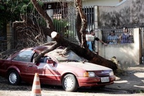 Temporal deixa mais de 130 mil consumidores da região Noroeste do Paraná sem energia elétrica